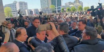 Özgür Özel'e yapılan yumruklu saldırıya ilişkin ilk tepkiler: Cumhurbaşkanı hedef göstermiştir