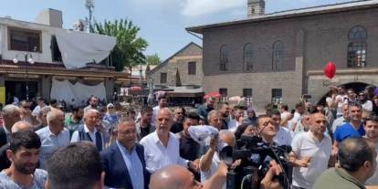PKK'nın fesih kararının ardından Diyarbakır'da halk sokaklara indi: CHP'li vekil de katıldı