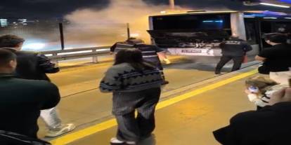 Metrobüste yangın: yolcular tahliye edildi