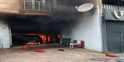 Tamirhaneye getirilen otomobil alev aldı: İş yeri sahibi gözyaşlarına boğuldu