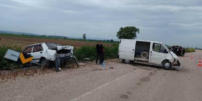 Minibüs park halindeki otomobile çarptı: Yaralılar var