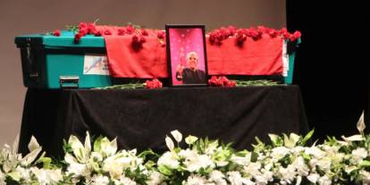'Selvi Boylum Al Yazmalım'ın senaristiydi: Ali Özgentürk son yolculuğuna uğurlandı