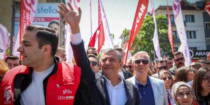 Özgür Özel 19 Mayıs yürüyüşünde AKP'li gençlere seslendi: Reisinizin elinden o topu geri alın