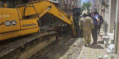 Bayrampaşa'da yol çöktü! Göçük altında kalan 1 işçi kurtarıldı