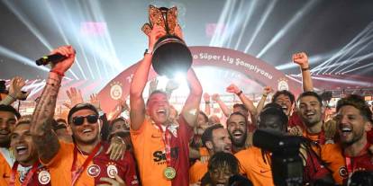 Galatasaray kupasına kavuştu: Futbolcular kendi seçtikleri şarkılarla çıktı