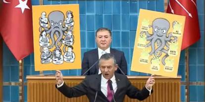 Özgür Özel "Aranan ahtapot bulundu" diyerek açıkladı! Ahtapotu kürsüde gösterdi, tek tek skandalları sıraladı