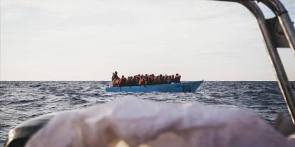 Mülteci teknesi alabora oldu: Ölüler var