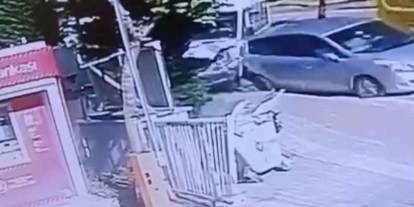 Kaldırımda beklerken servis minibüsü çarptı: Yaşlı adam öldü