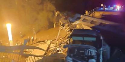 Köprü çöktü, tren raydan çıktı: 7 kişi yaşamını yitirdi