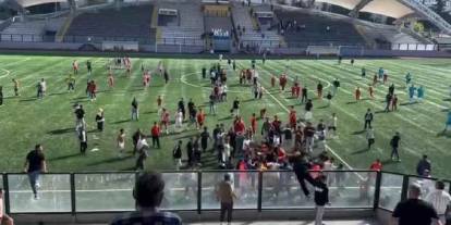 Taraftar sahaya indi, futbolculara saldırdı: 1 oyuncu yaralandı