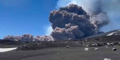 Etna Yanardağı harekete geçti: Gökyüzüne kül ve duman bulutları püskürttü