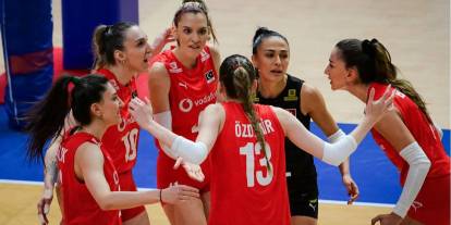 VNL’de büyük zafer! Filenin Sultanları Polonya’yı 3-2 mağlup etti