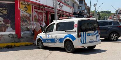 Kıyma makinesine elini kaptıran market çalışanı yaralandı