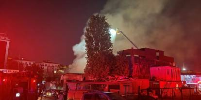 Bahçelievler'de yangın: 10 araç kullanılamaz hale geldi