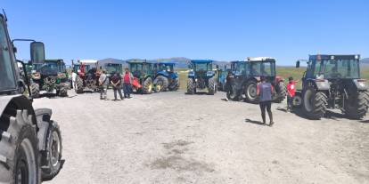Kars'ta köylülerden 'su' isyanı: Traktörle yol kapatıp, eylem yaptılar