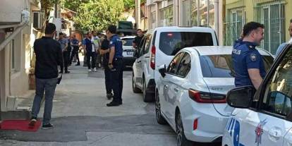 Sağlık ekibinin ihbarına giden polisi bıçakla yaraladı: Bacağından vurularak yakalandı