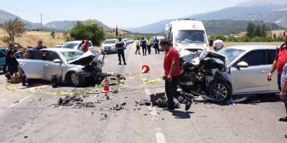 Otomobiller kafa kafaya çarpıştı: Ölü ve yaralılar var