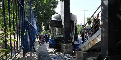 Ankara'da feci kaza! Otobüs üst geçide çarptı: 26 kişi yaralandı
