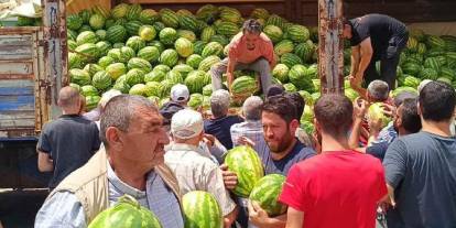 Karpuzları bedava dağıttı: Kapış kapış gitti