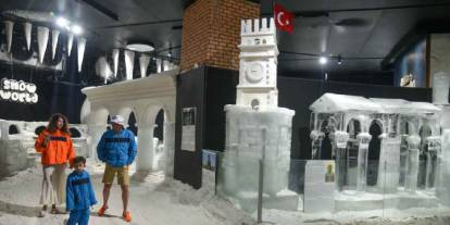 Yazı kışa çevirdiler: 40 derece sıcaktan bunalan soluğu orada alıyor