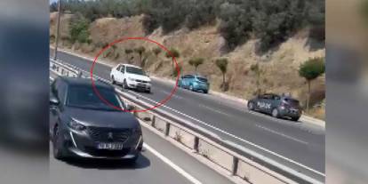 Hem otomobiliyle ters yönde ilerledi hem de uyarılara aldırış etmedi: O anlar kamerada