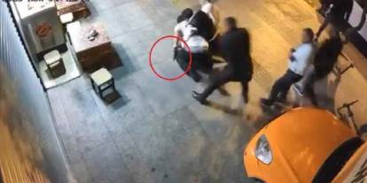 Eğlence mekanı sahipleri silahla çatıştı: O anlar kamerada