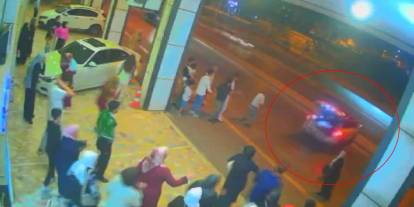 Aniden hareket eden gelin arabası yolu aştı, metro hattı duvarına çarptı: İşte o anlar