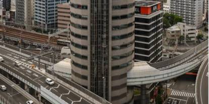 16 katlı binanın ortasından yol geçiyor!