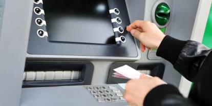 Siz işlem yaparken sizi izliyorlar: ATM'de para çekerken bu hataya düşmeyin
