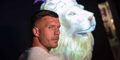 Lukas Podolski 39 yaşında futbolu bıraktı! 47 maçta 7 kez ağları havalandırmıştı