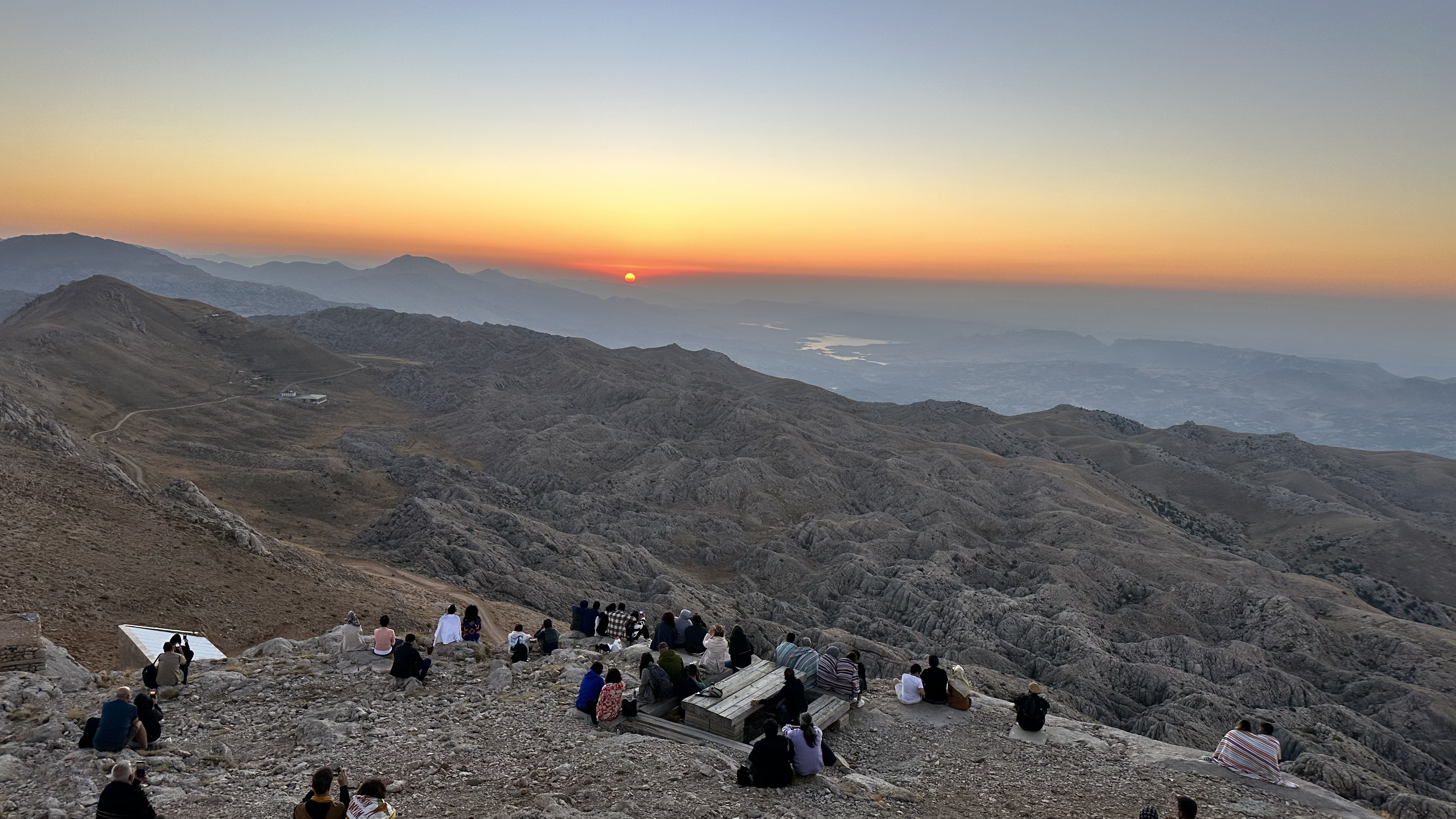 aa-20240824-35474208-35474198-adiyamandaki-2-kommagene-bienalinde-nemrut-gun-dogumu-okumalari-etkinligi-yapildi.jpg