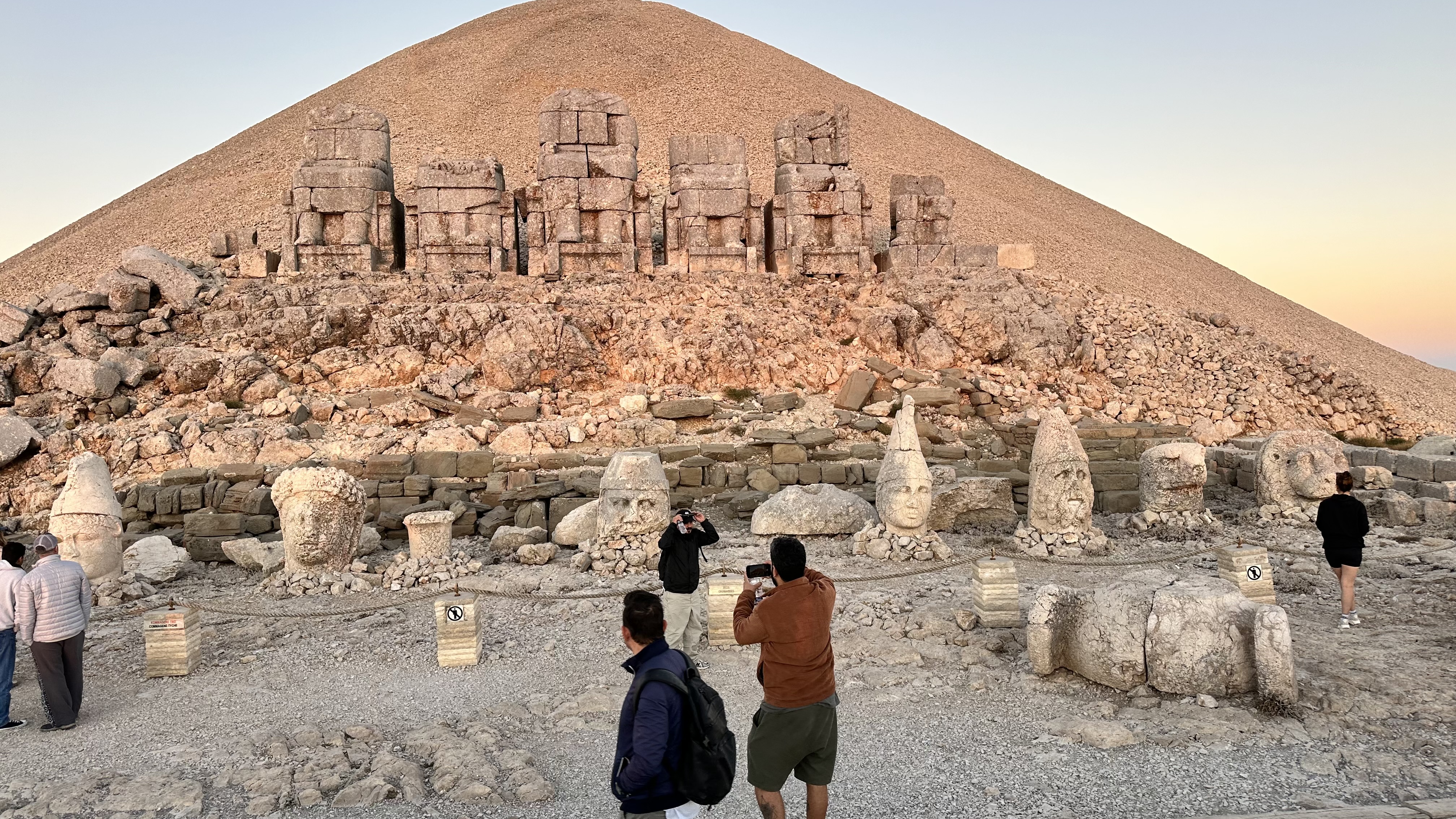 aa-20240824-35474208-35474200-adiyamandaki-2-kommagene-bienalinde-nemrut-gun-dogumu-okumalari-etkinligi-yapildi-001.jpg