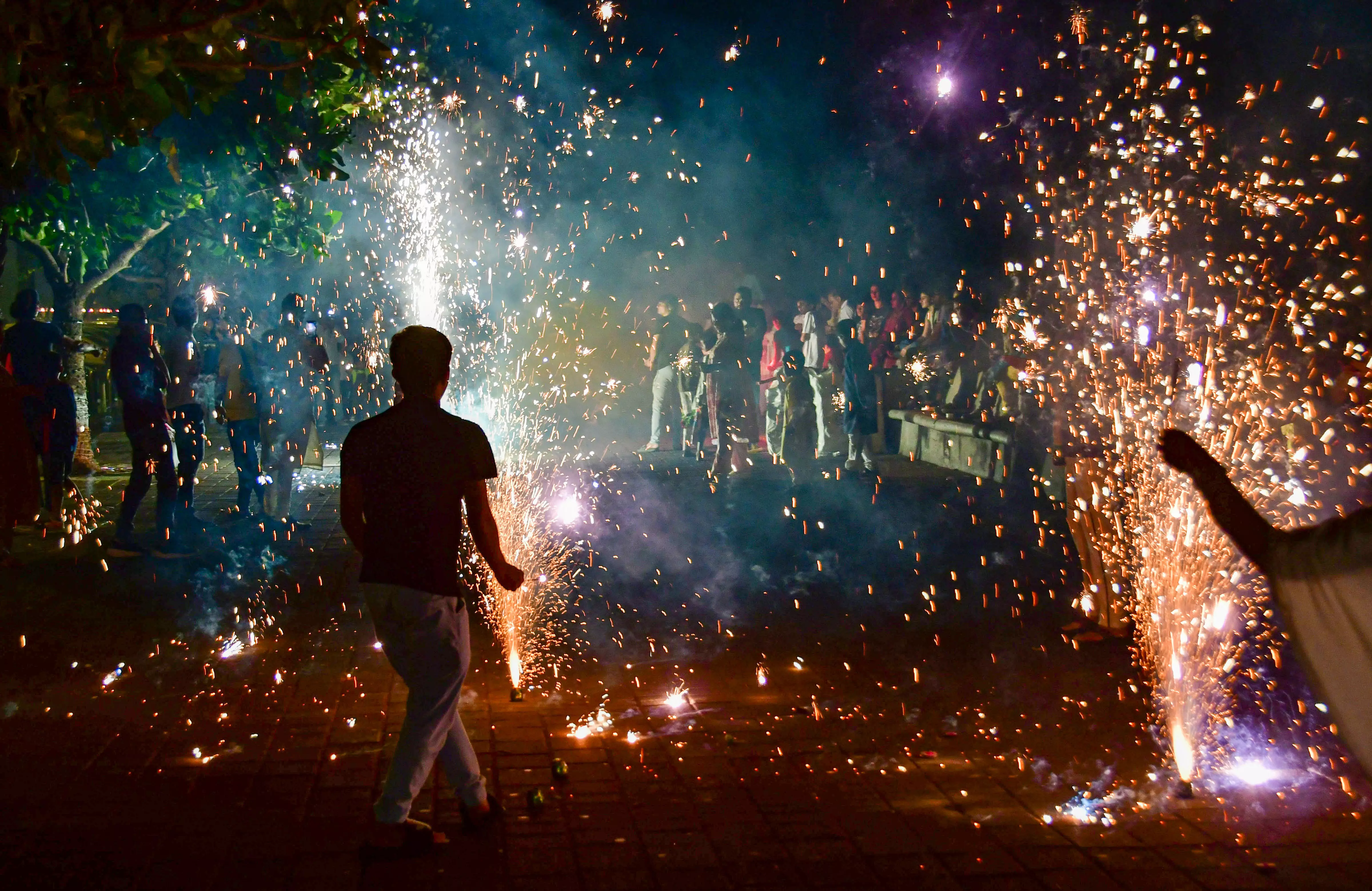 420272-diwalifirecrackers.webp