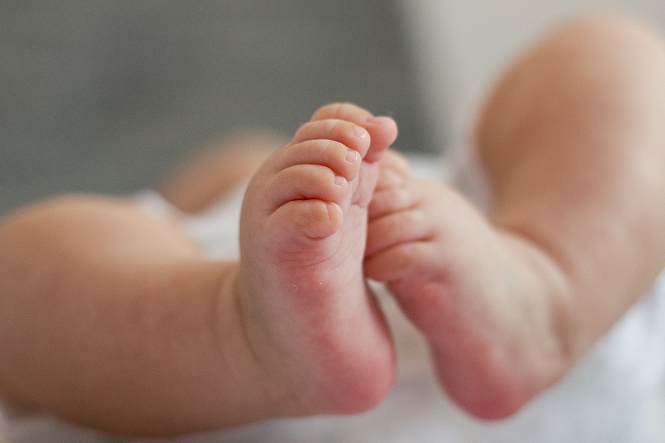 baby-feet-2612403-960-720.jpg