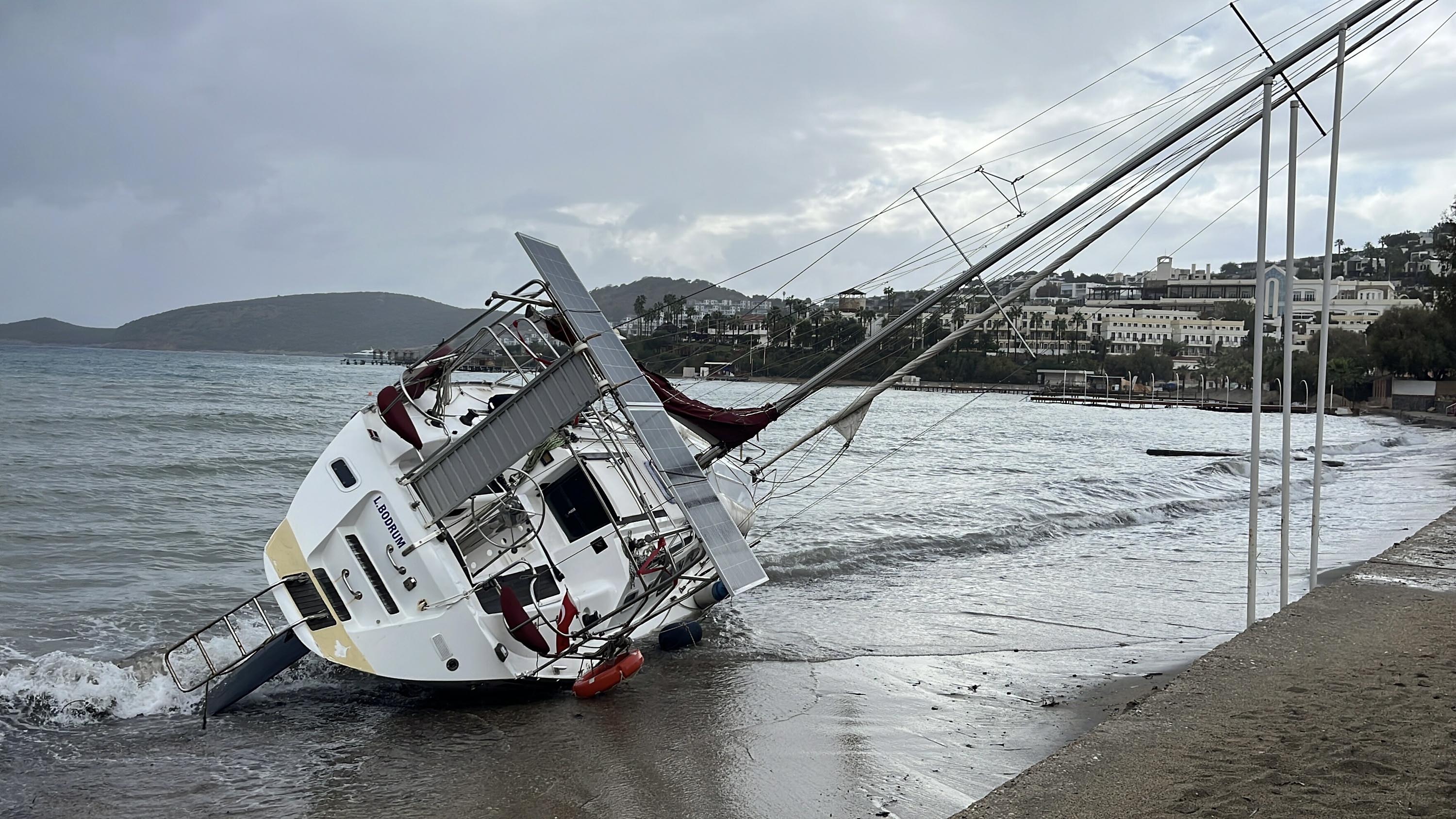 bodrumda-firtina-nedeniyle-yelkenli-tek-448791-132519.jpg
