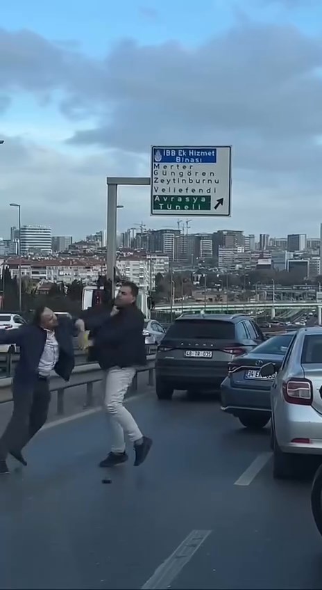 istanbul-bakirkoyde-suruculerin-tekme-449181-132636.jpg