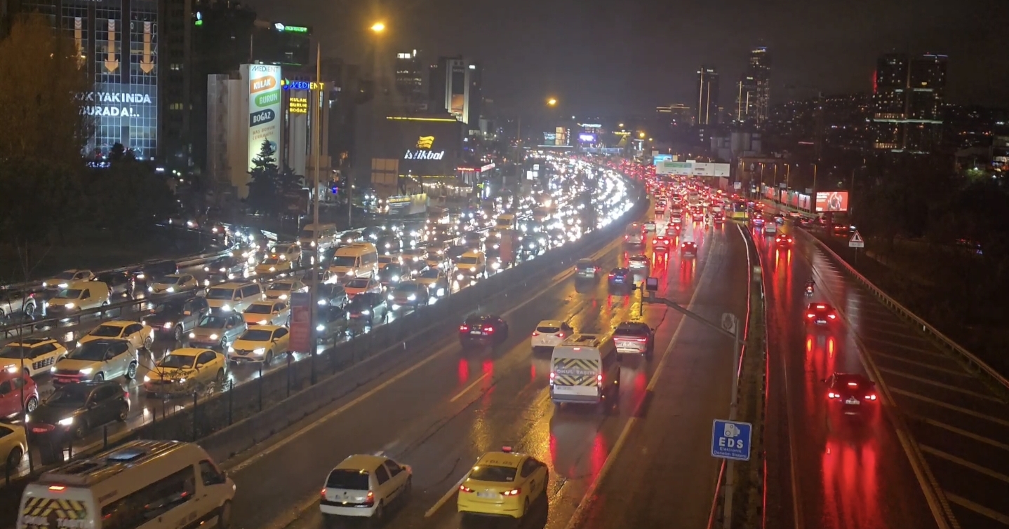 istanbul-istanbulda-yagmur-trafigi-etk-461917-136377.jpg