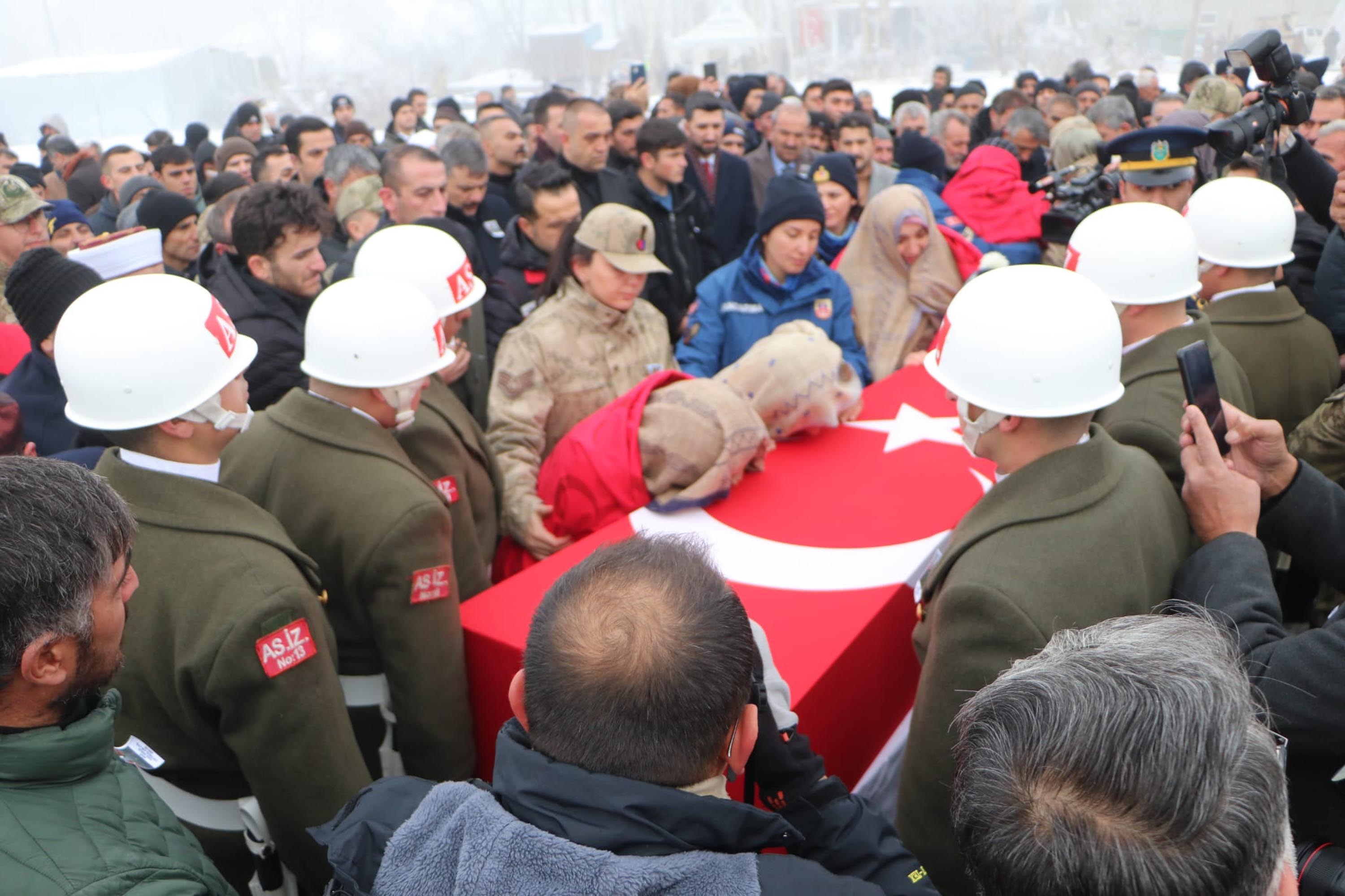 sehit-nergizin-cenazesi-erzurumda-bab-463205-136827.jpg