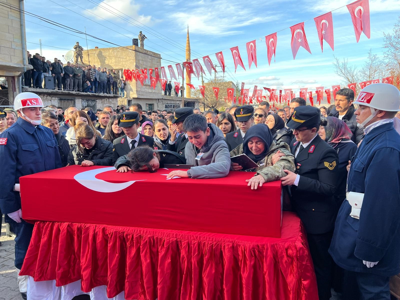 sehit-oglunu-son-yolculuguna-allahim-c-463235-136831.jpg