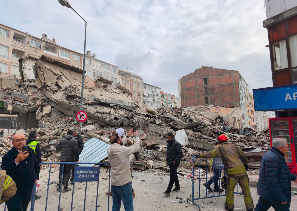istanbul-gungorende-bina-coktu-1-466056-137750.jpg