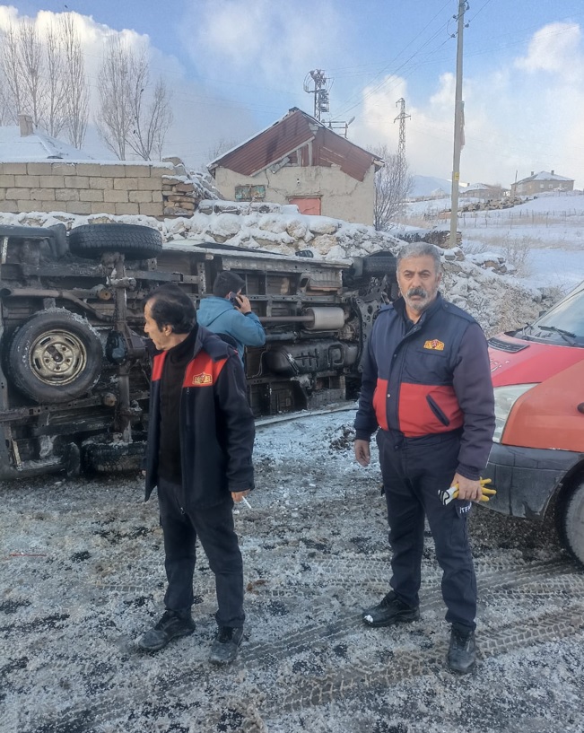 ogretmenleri-tasiyan-minibus-devrildi-1-467240-138116.jpg