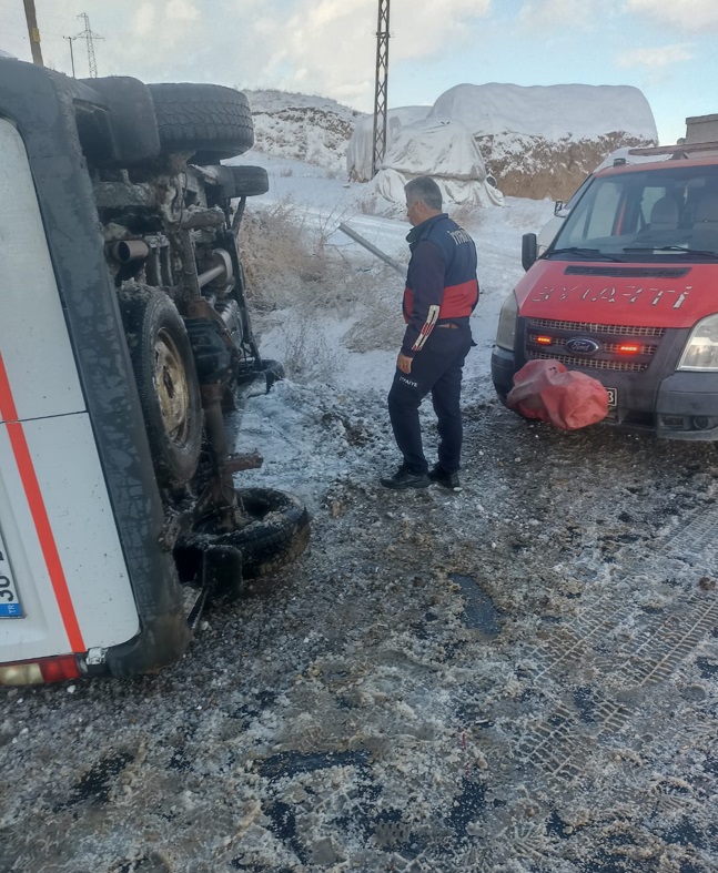 ogretmenleri-tasiyan-minibus-devrildi-1-467242-138116.jpg