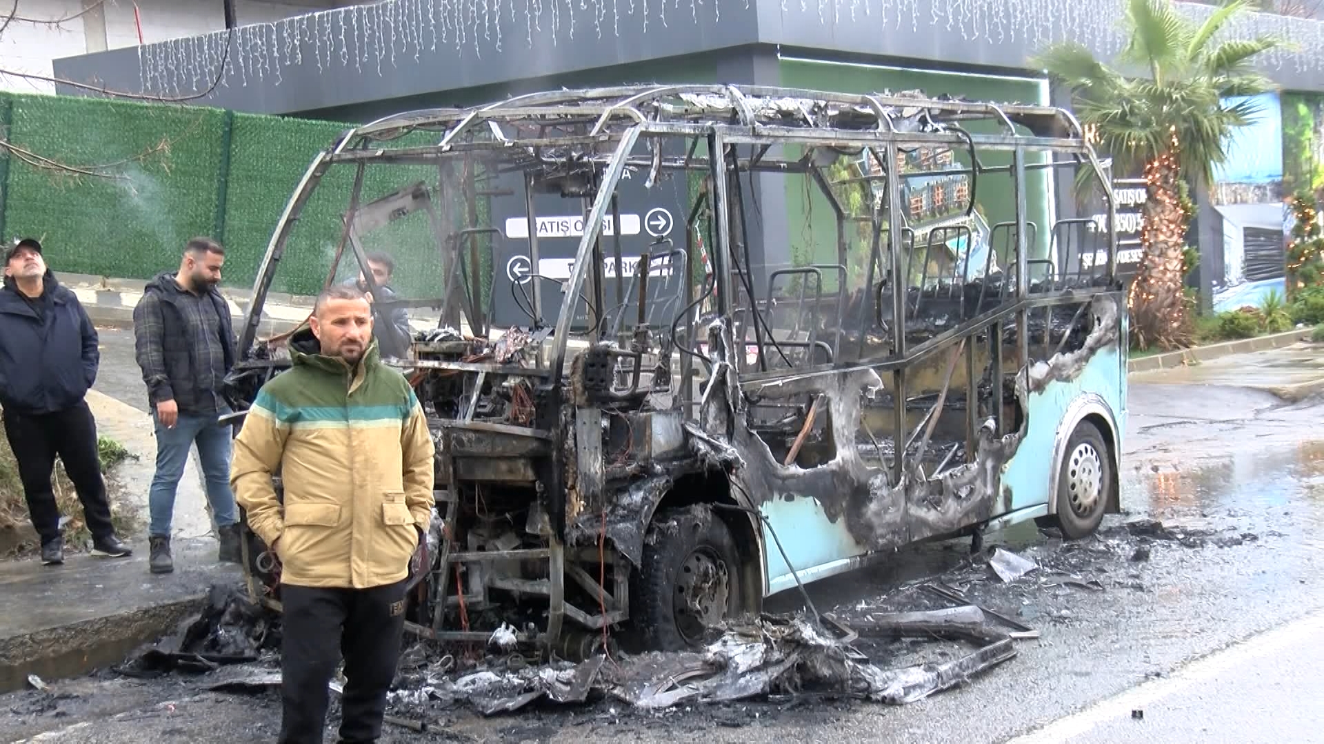 istanbul-kartalda-minibus-alev-alev-y-470657-139125.jpg