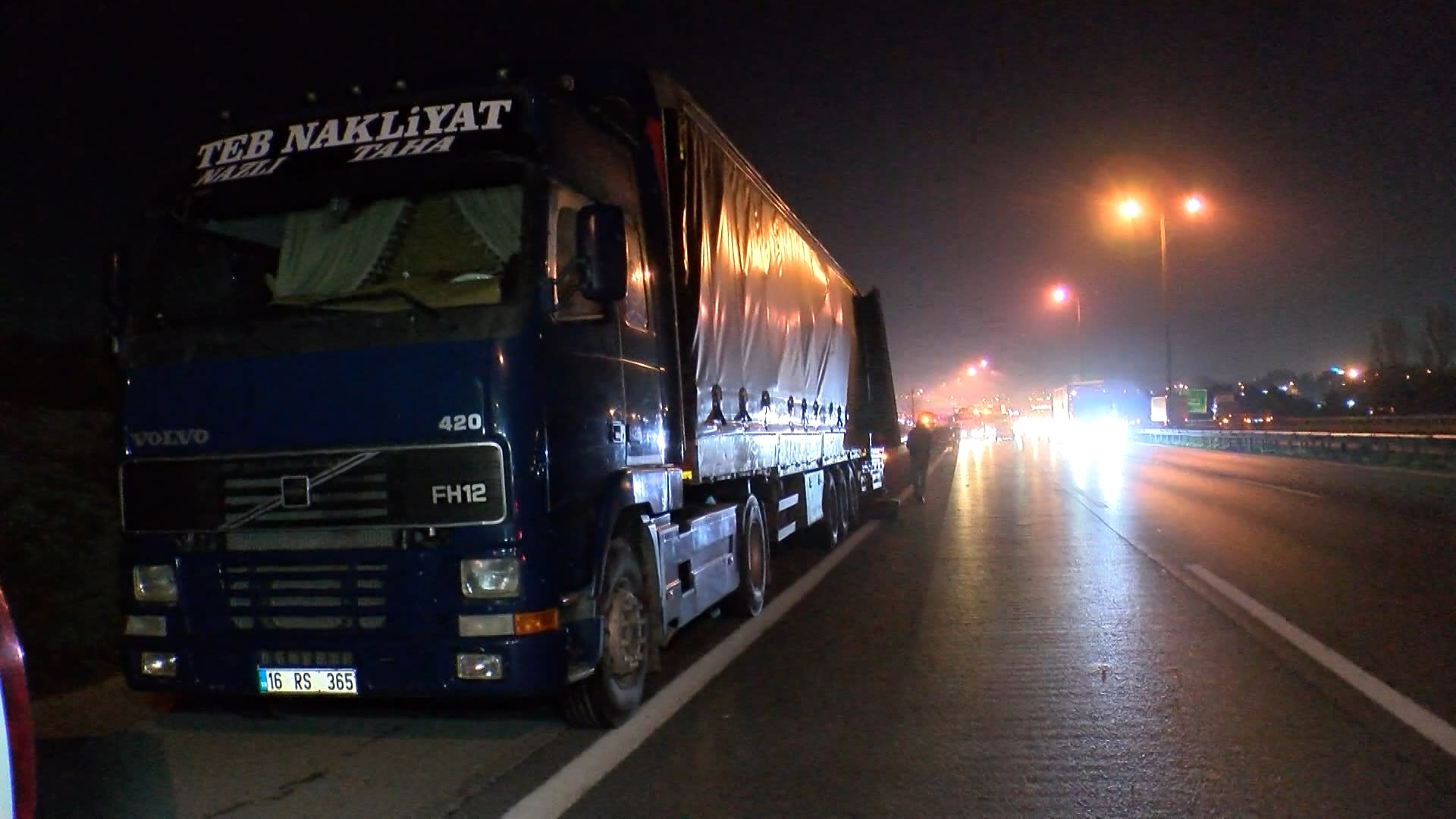 istanbul-pendik-tem-otoyolunda-iki-tir-476014-140750.jpg