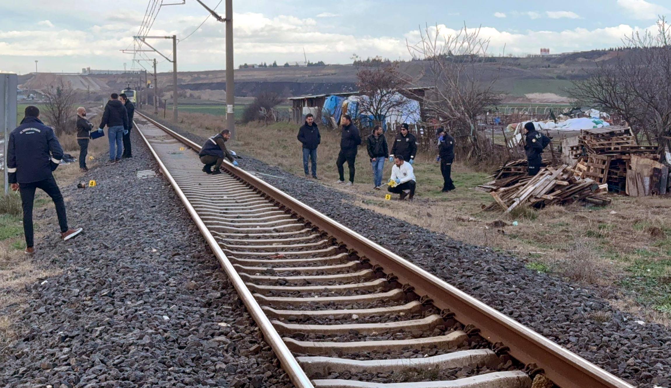 raylarin-uzerinden-gecmek-isterken-treni-480212-142018.jpg