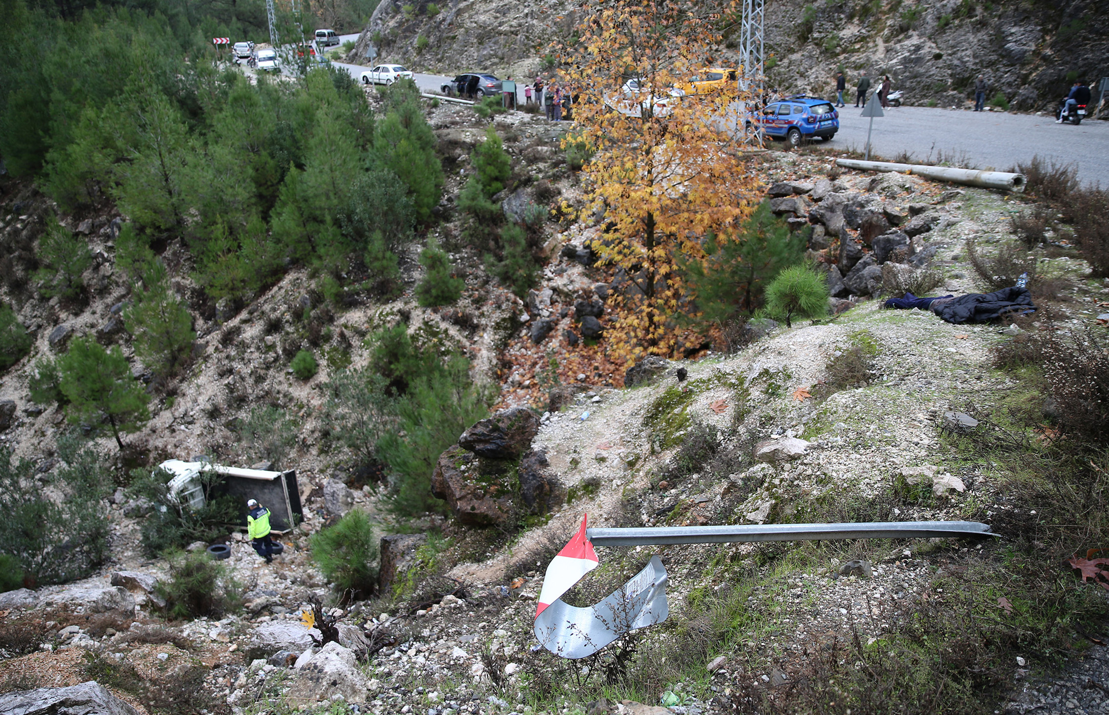yoldan-cikan-kamyonet-25-metre-yuvarland-481468-142372.jpg