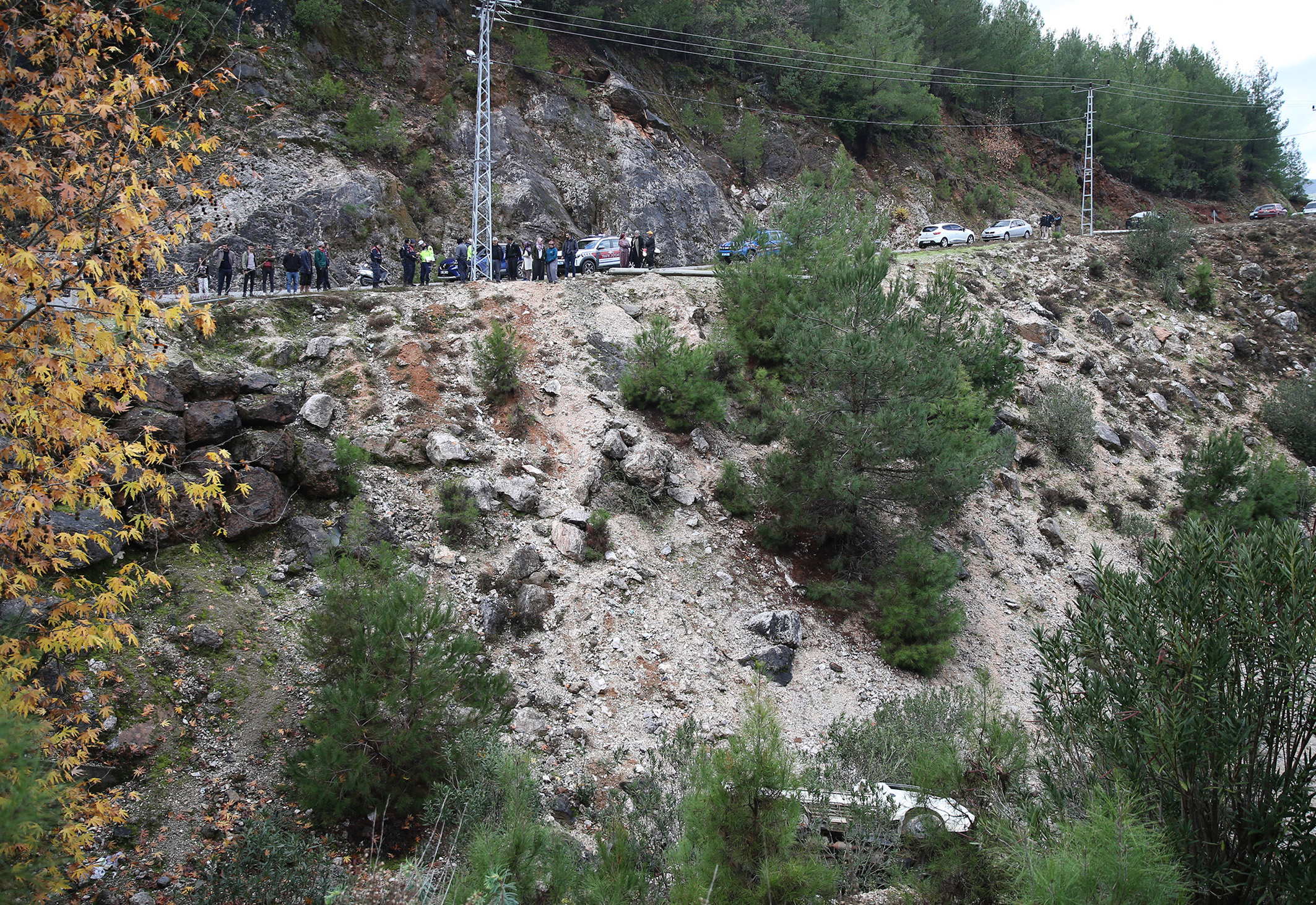 yoldan-cikan-kamyonet-25-metre-yuvarland-481471-142372.jpg