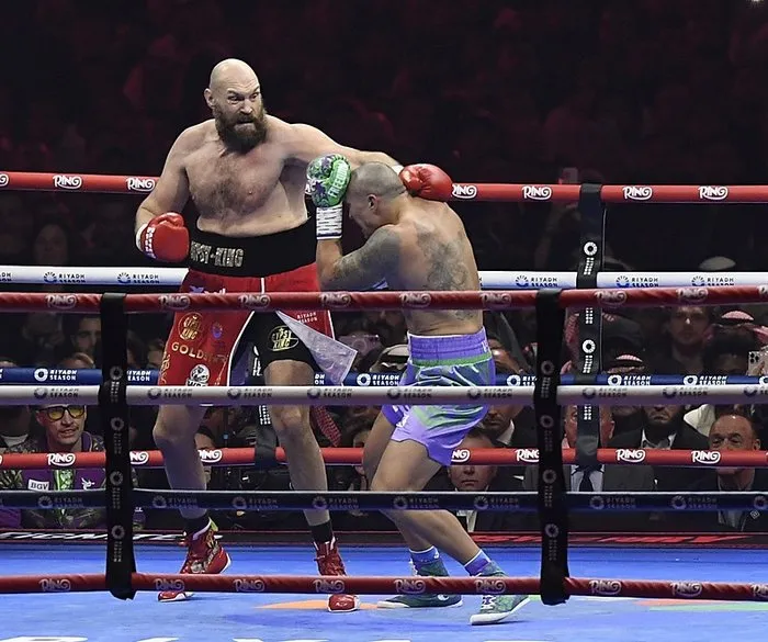 0x0-oleksandr-usyk-tyson-furyyi-yine-maglup-etti-1734898026278.webp