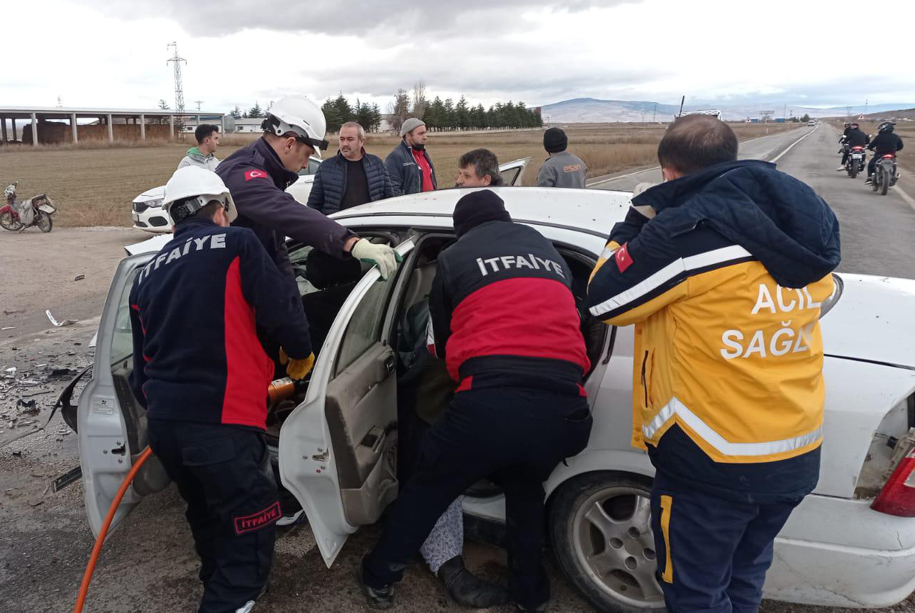otomobiller-kafa-kafaya-carpisti-kari-485133-143508.jpg