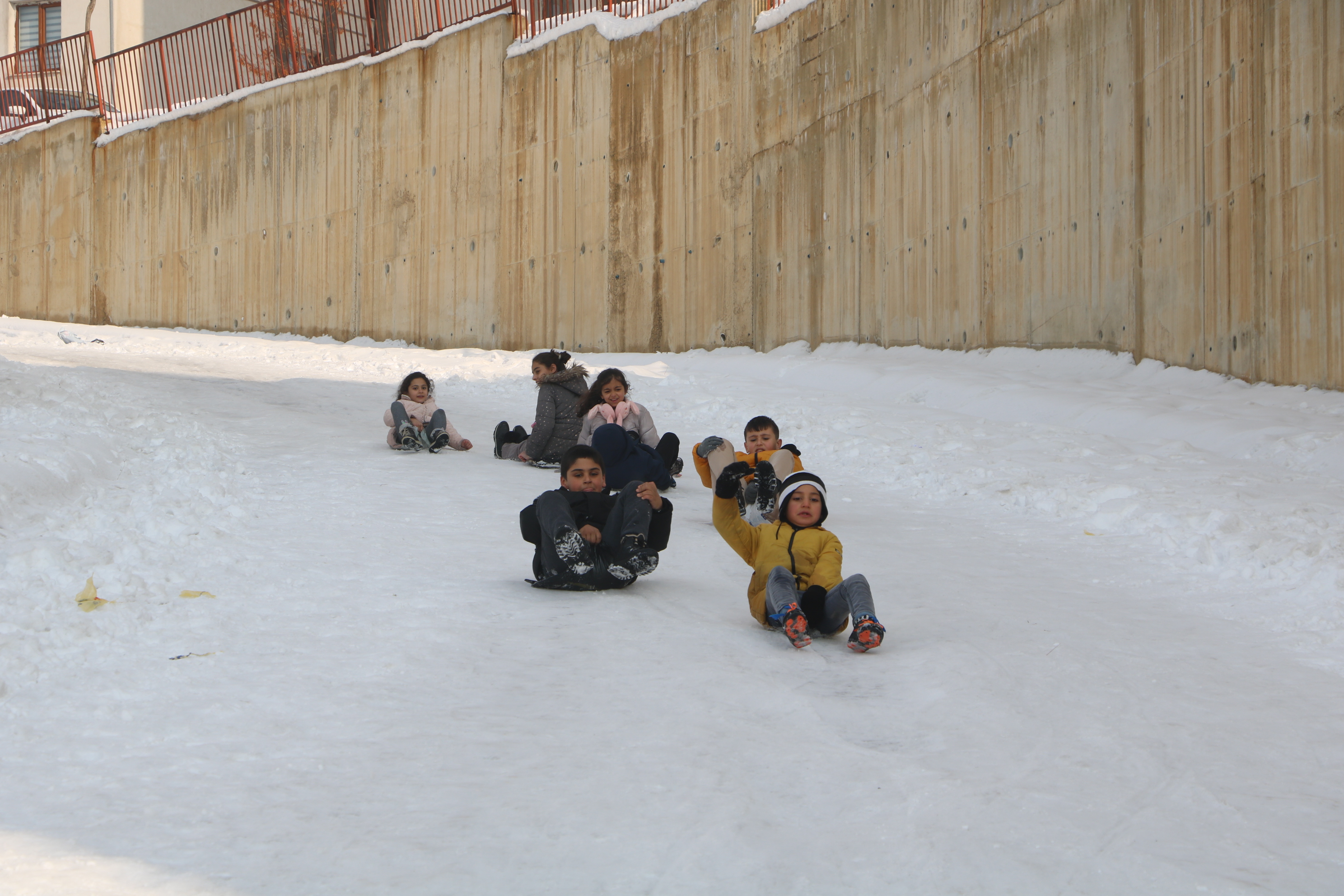 yuksekovada-cocuklar-tepsi-ile-kaydi-492380-145682.jpg